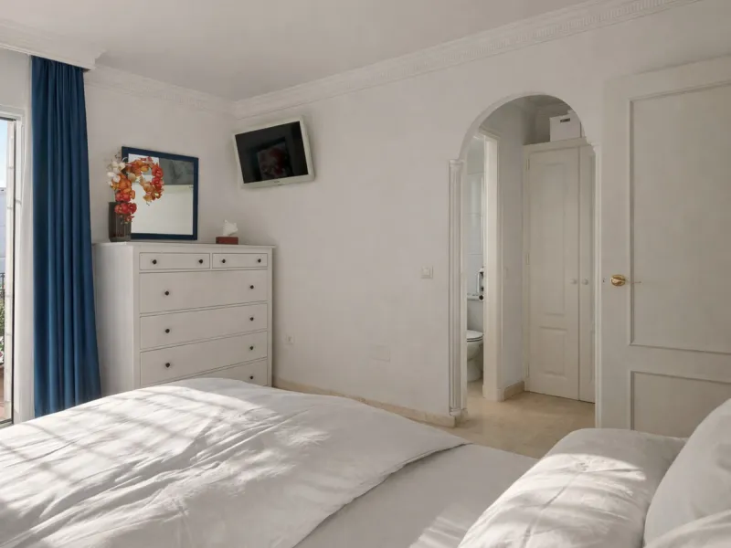 House - Semi-Detached House в продаже в Estepona, Málaga. В доме 4 спален и 3 ванных комнат. Площадь дома 200 м². Площадь участка 218 м²