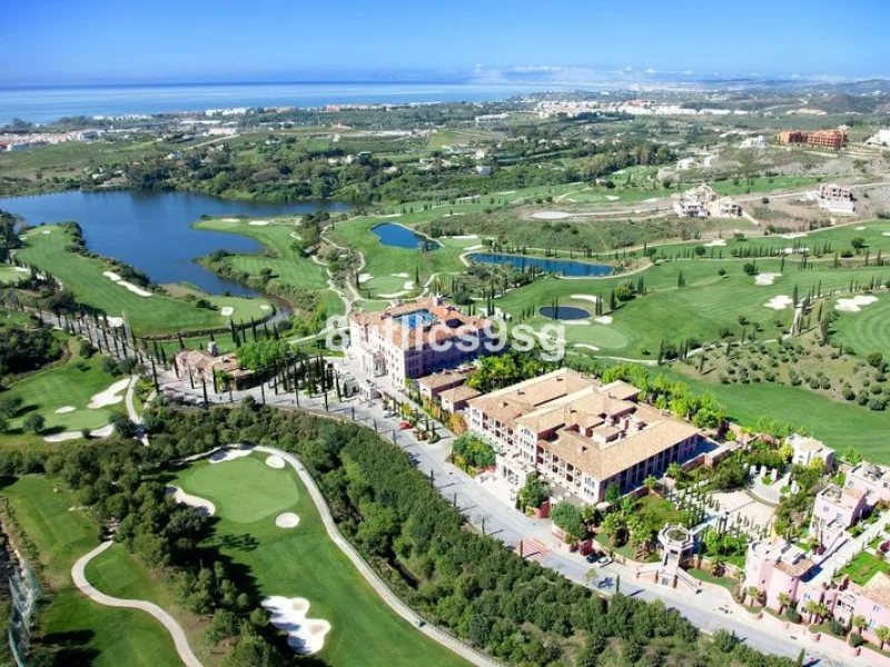 Located in the prestigious area of Los Flamingos, Benahavis, this luxury villa offers an unrivalled living experience on the Costa del Sol. Spanning 1,769m² of plot, the property stands out for its modern design and stunning sea views. The 360m² villa has