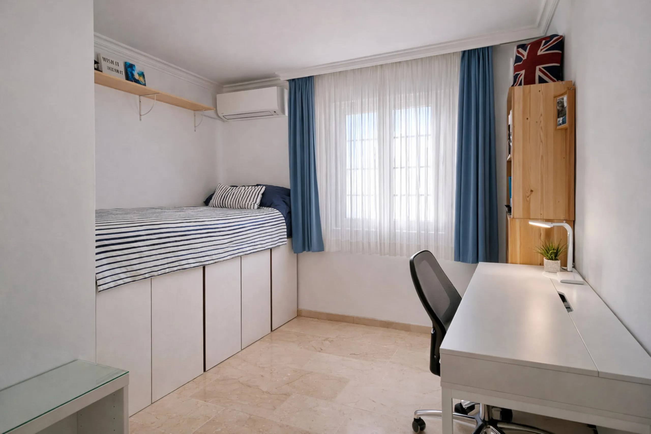 House - Semi-Detached House в продаже в Estepona, Málaga. В доме 4 спален и 3 ванных комнат. Площадь дома 200 м². Площадь участка 218 м²