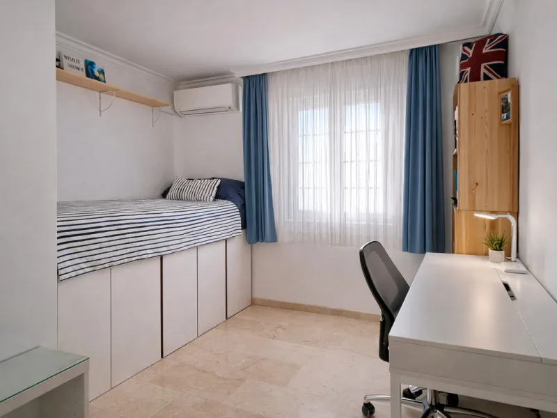 House - Semi-Detached House в продаже в Estepona, Málaga. В доме 4 спален и 3 ванных комнат. Площадь дома 200 м². Площадь участка 218 м²