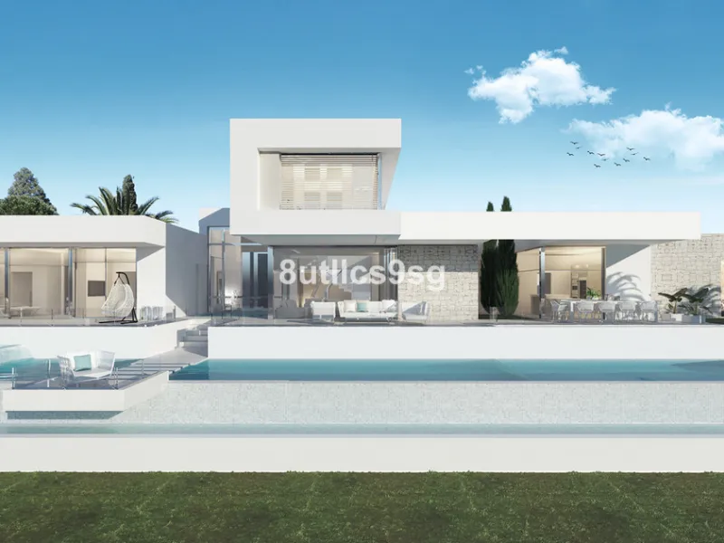 Located in the prestigious area of Los Flamingos, Benahavis, this luxury villa offers an unrivalled setting in the province of Malaga. With a modern and elegant architecture, the property stands out for its contemporary design and stunning sea views. The 