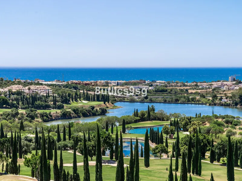 Located in the prestigious area of Los Flamingos, Benahavis, this luxury villa offers an unrivalled setting in the province of Malaga. With a modern and elegant architecture, the property stands out for its contemporary design and stunning sea views. The 