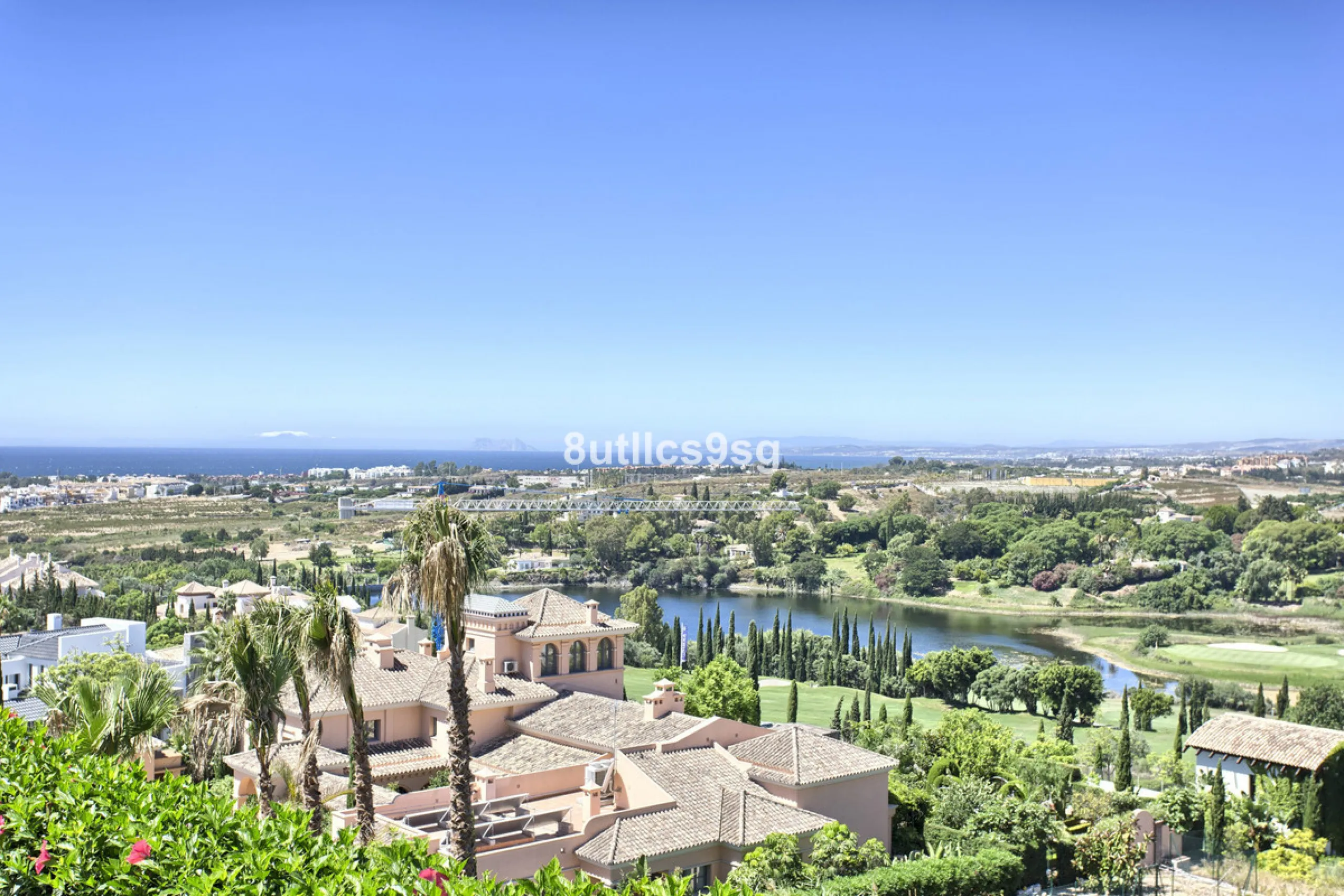 Located in the prestigious area of Los Flamingos, Benahavis, this luxury villa offers an unrivalled setting in the province of Malaga. With a modern and elegant architecture, the property stands out for its contemporary design and stunning sea views. The 
