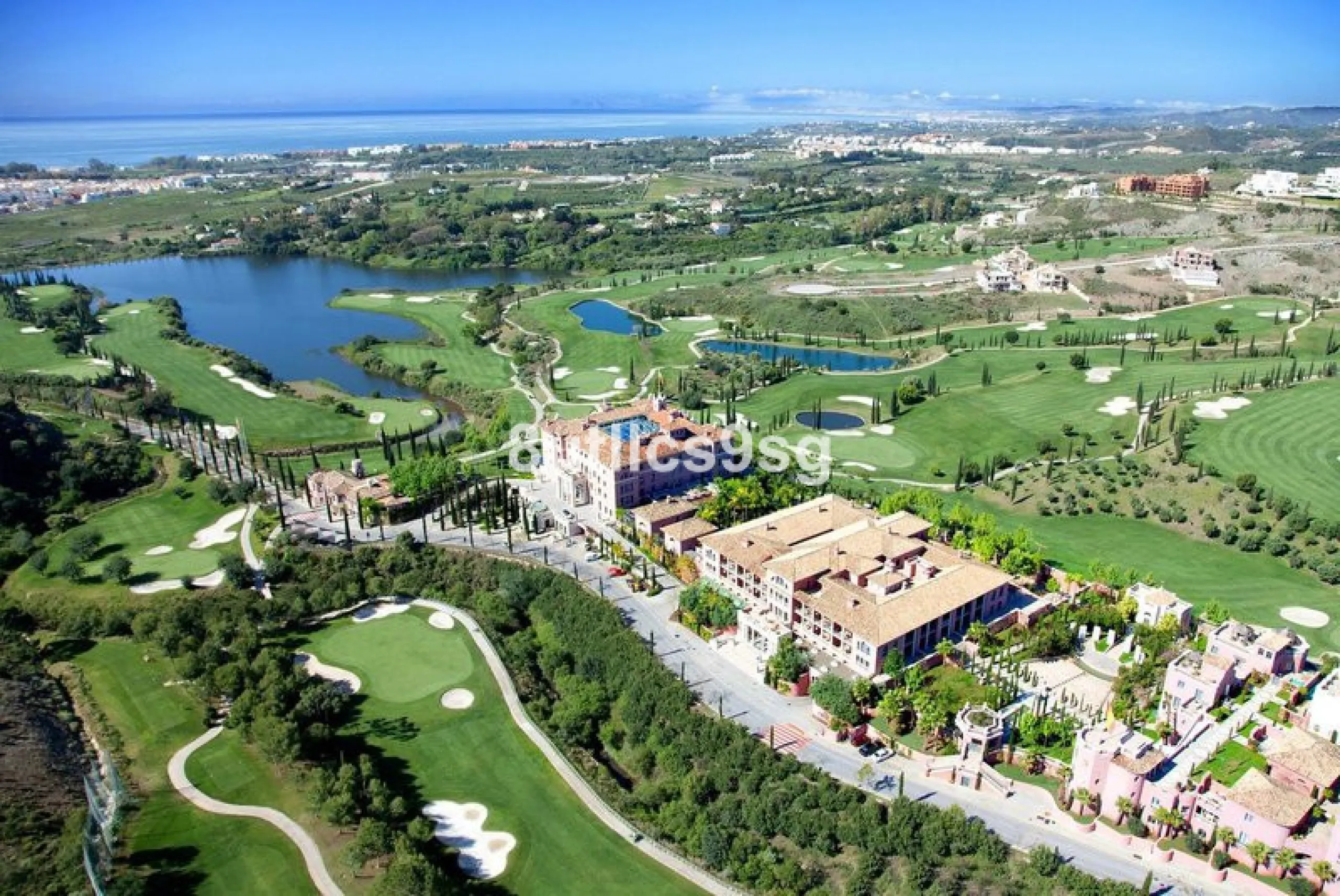 Located in the prestigious area of Los Flamingos, Benahavis, this luxury villa offers an unrivalled setting in the province of Malaga. With a modern and elegant architecture, the property stands out for its contemporary design and stunning sea views. The 