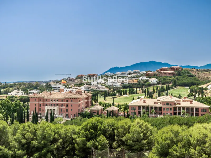Located in the prestigious area of Los Flamingos, Benahavis, this luxury villa offers an unrivalled setting in the province of Malaga. With a modern and elegant architecture, the property stands out for its contemporary design and stunning sea views. The 