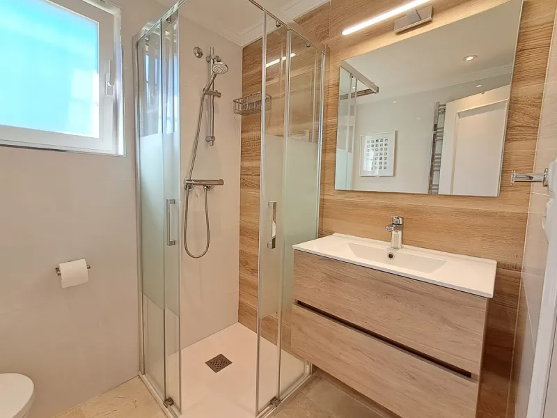 House - Semi-Detached House в продаже в Estepona, Málaga. В доме 4 спален и 3 ванных комнат. Площадь дома 200 м². Площадь участка 218 м²
