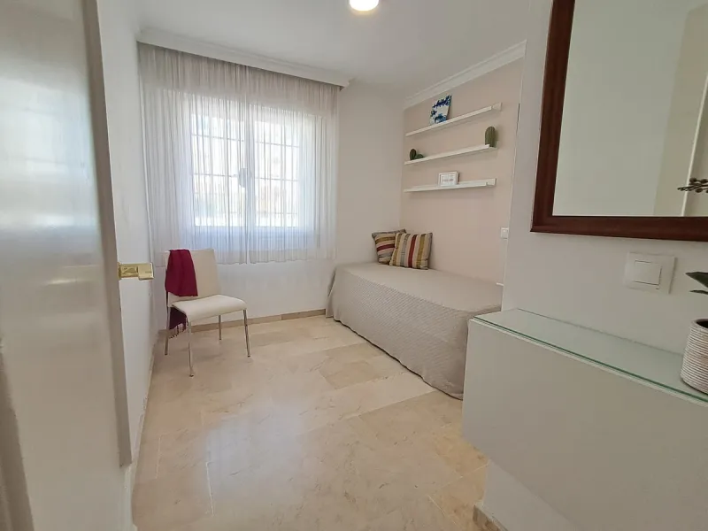 House - Semi-Detached House в продаже в Estepona, Málaga. В доме 4 спален и 3 ванных комнат. Площадь дома 200 м². Площадь участка 218 м²