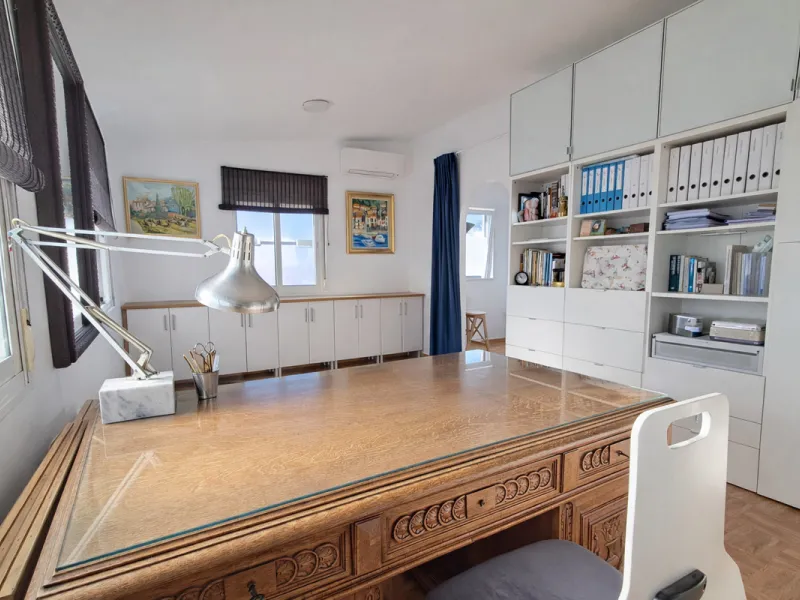 House - Semi-Detached House в продаже в Estepona, Málaga. В доме 4 спален и 3 ванных комнат. Площадь дома 200 м². Площадь участка 218 м²