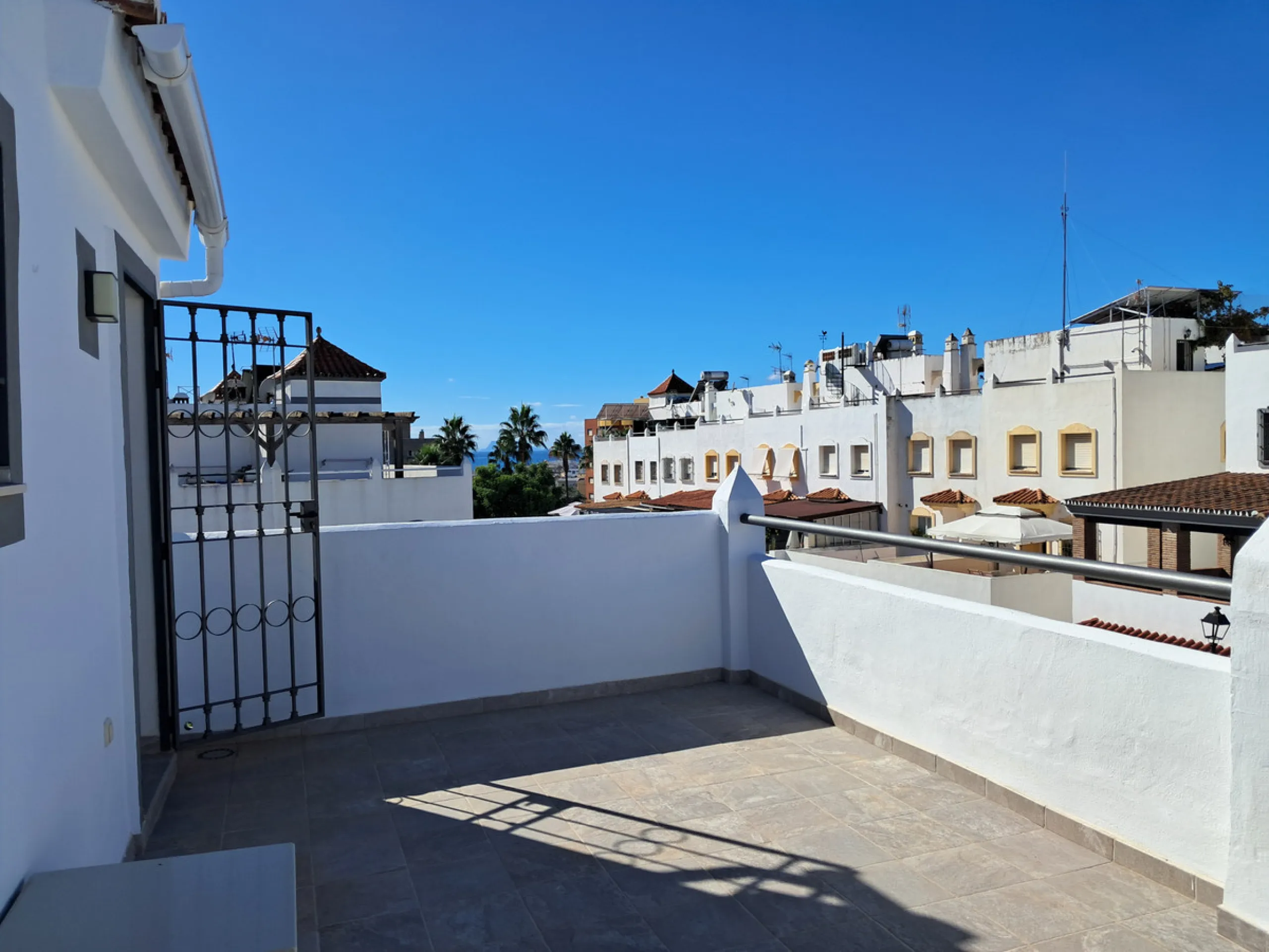 House - Semi-Detached House в продаже в Estepona, Málaga. В доме 4 спален и 3 ванных комнат. Площадь дома 200 м². Площадь участка 218 м²