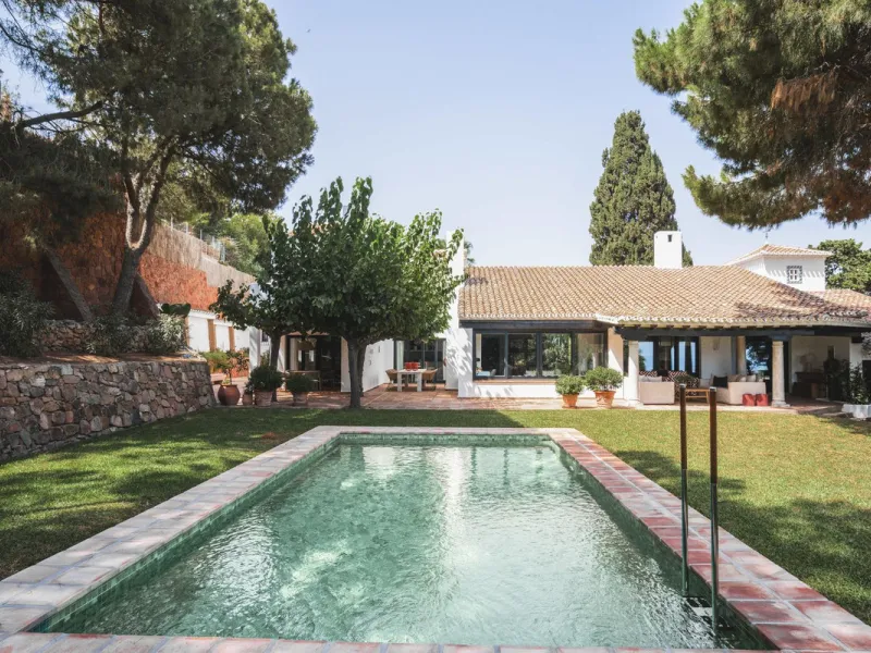 House - Detached Villa в продаже в Málaga, Málaga. В доме 6 спален и 7 ванных комнат. Площадь дома 553 м². Площадь участка 4227 м²