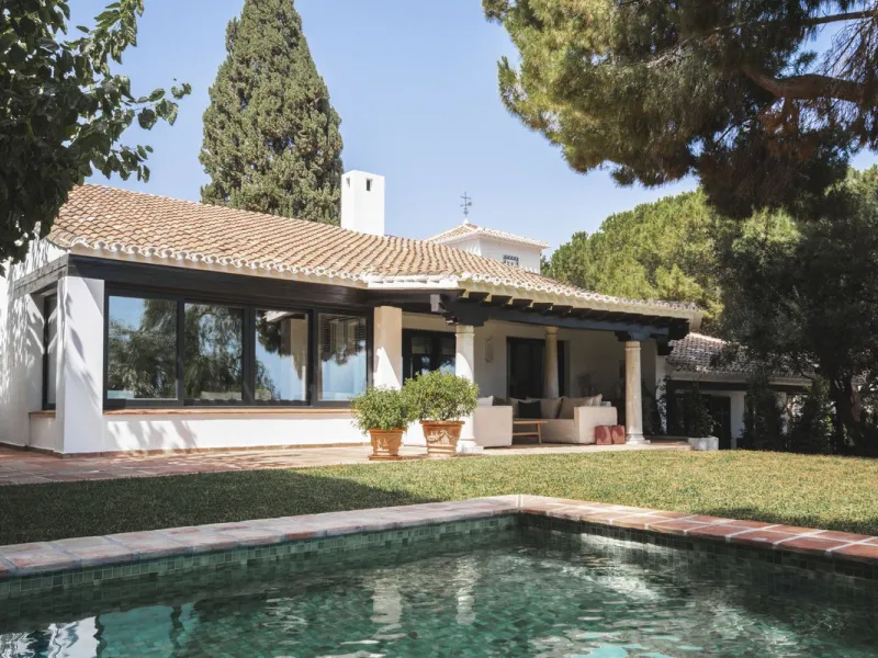 House - Detached Villa в продаже в Málaga, Málaga. В доме 6 спален и 7 ванных комнат. Площадь дома 553 м². Площадь участка 4227 м²