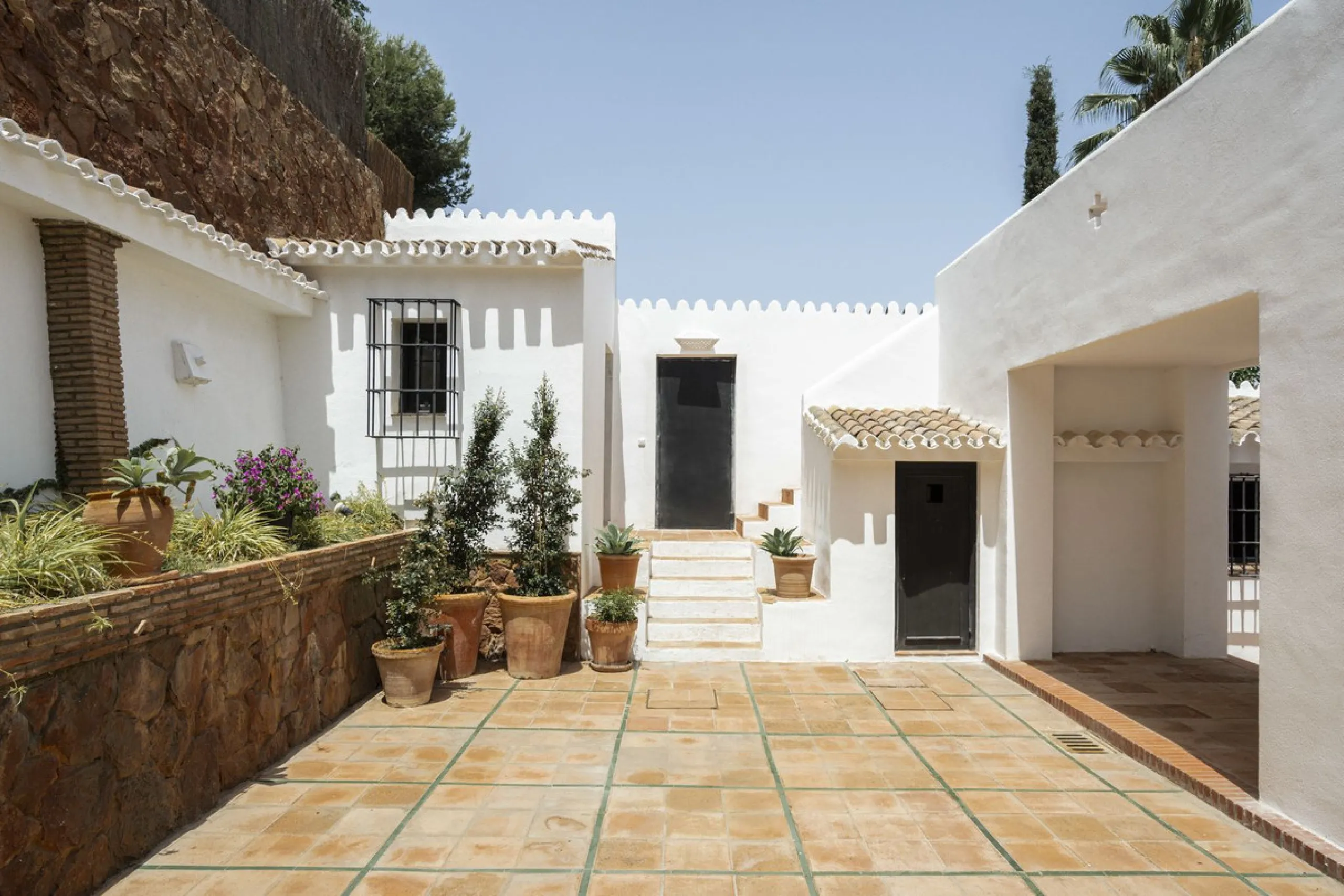 House - Detached Villa в продаже в Málaga, Málaga. В доме 6 спален и 7 ванных комнат. Площадь дома 553 м². Площадь участка 4227 м²