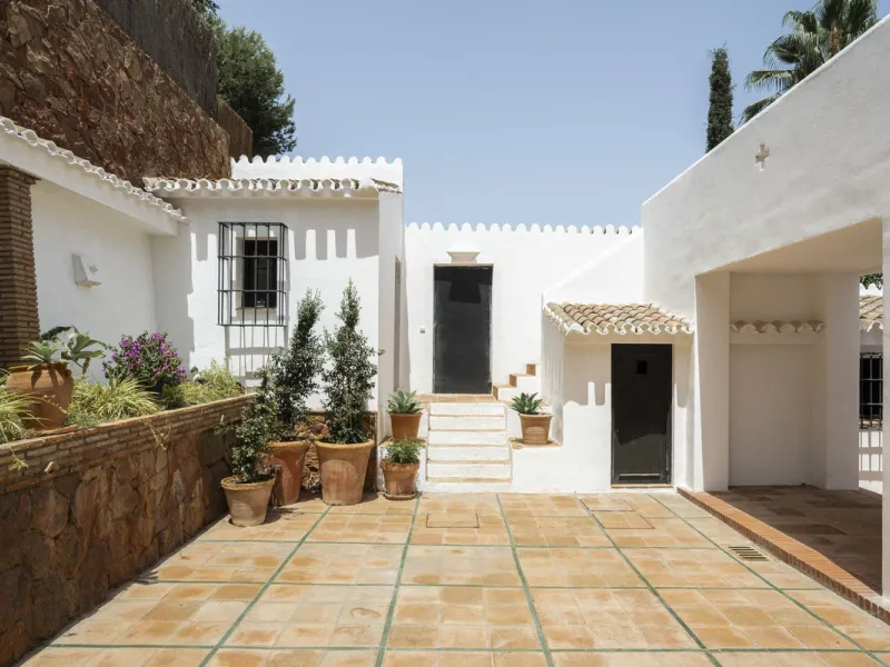 House - Detached Villa в продаже в Málaga, Málaga. В доме 6 спален и 7 ванных комнат. Площадь дома 553 м². Площадь участка 4227 м²