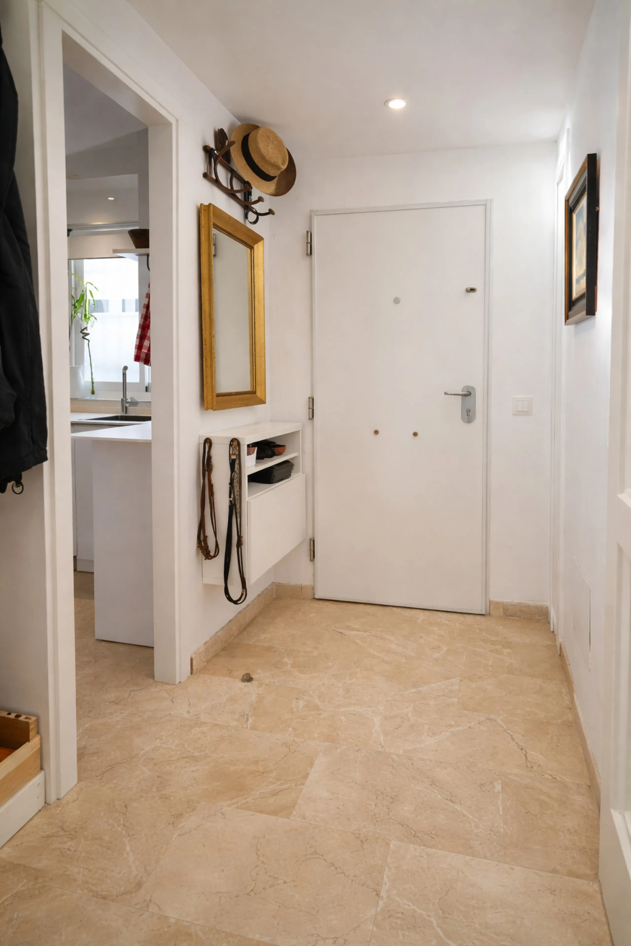 House - Semi-Detached House в продаже в Estepona, Málaga. В доме 4 спален и 3 ванных комнат. Площадь дома 200 м². Площадь участка 218 м²