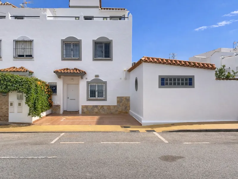 House - Semi-Detached House в продаже в Estepona, Málaga. В доме 4 спален и 3 ванных комнат. Площадь дома 200 м². Площадь участка 218 м²