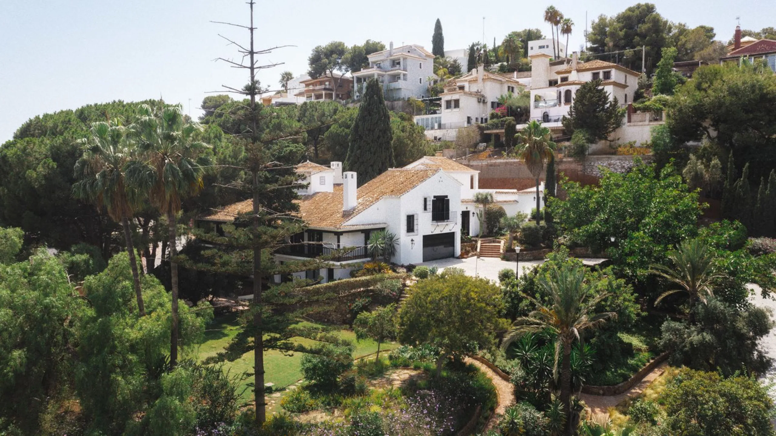 House - Detached Villa в продаже в Málaga, Málaga. В доме 6 спален и 7 ванных комнат. Площадь дома 553 м². Площадь участка 4227 м²