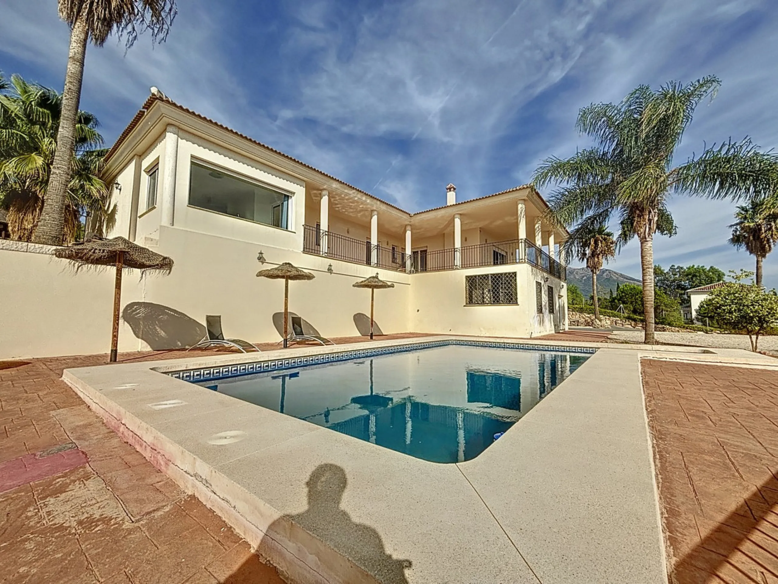 For sale: an impressive villa in Periana with 580 square meters of built space on a 1,800 square meter plot, ideal for those seeking a spacious home with a range of amenities. The villa is spread over 2 floors and features 4 large bedrooms, each with its 