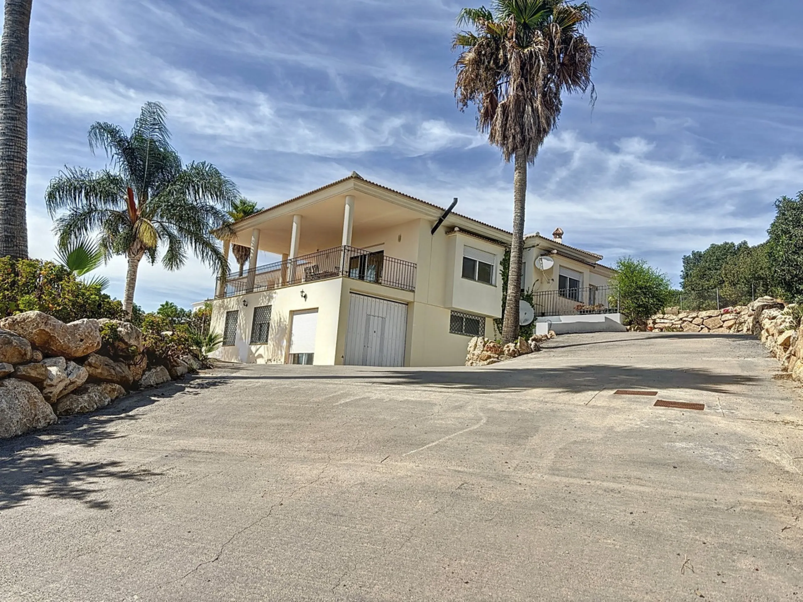 For sale: an impressive villa in Periana with 580 square meters of built space on a 1,800 square meter plot, ideal for those seeking a spacious home with a range of amenities. The villa is spread over 2 floors and features 4 large bedrooms, each with its 