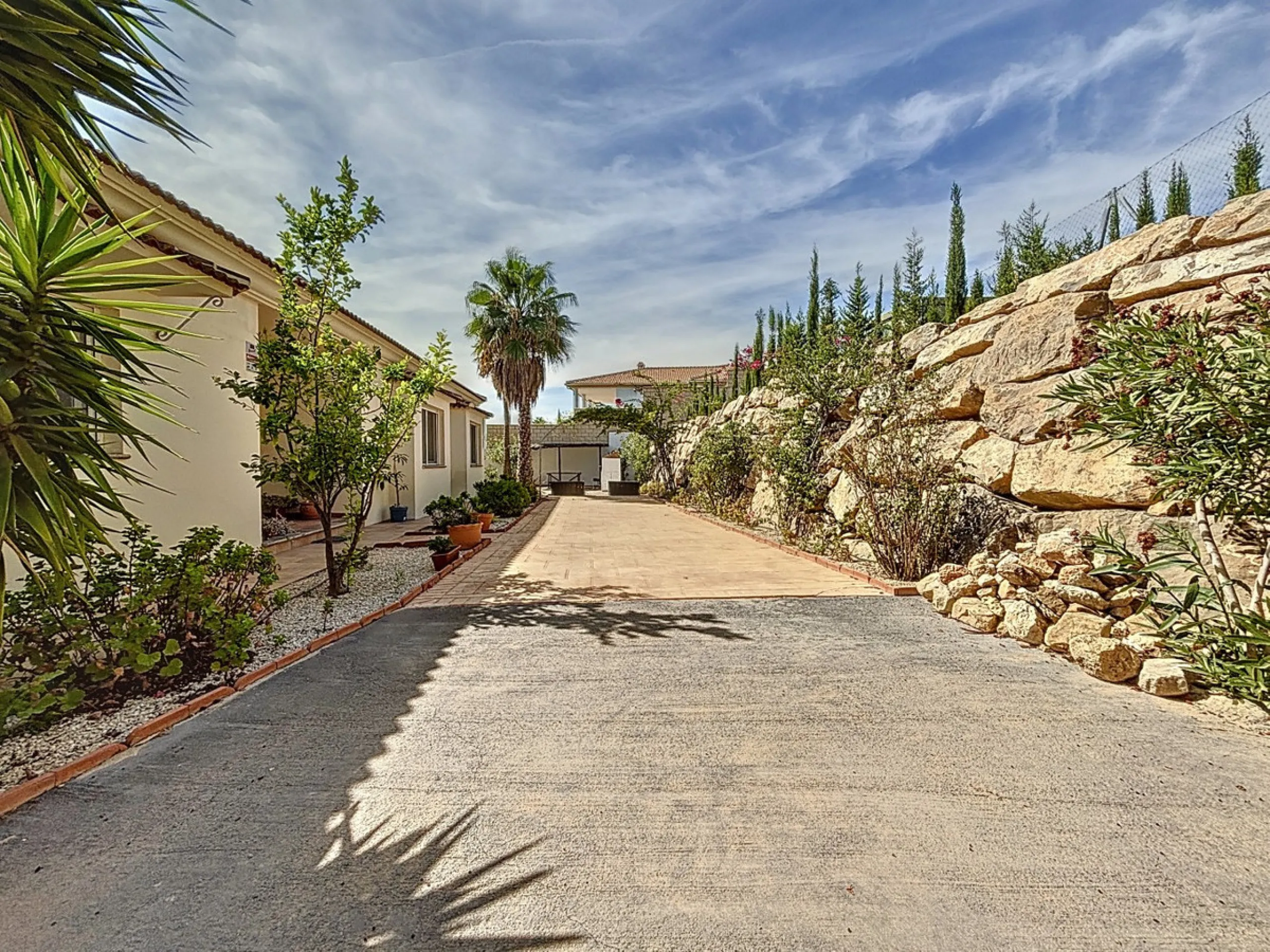 For sale: an impressive villa in Periana with 580 square meters of built space on a 1,800 square meter plot, ideal for those seeking a spacious home with a range of amenities. The villa is spread over 2 floors and features 4 large bedrooms, each with its 