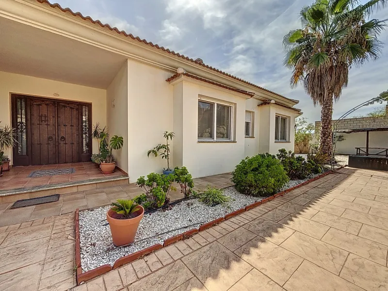 For sale: an impressive villa in Periana with 580 square meters of built space on a 1,800 square meter plot, ideal for those seeking a spacious home with a range of amenities. The villa is spread over 2 floors and features 4 large bedrooms, each with its 