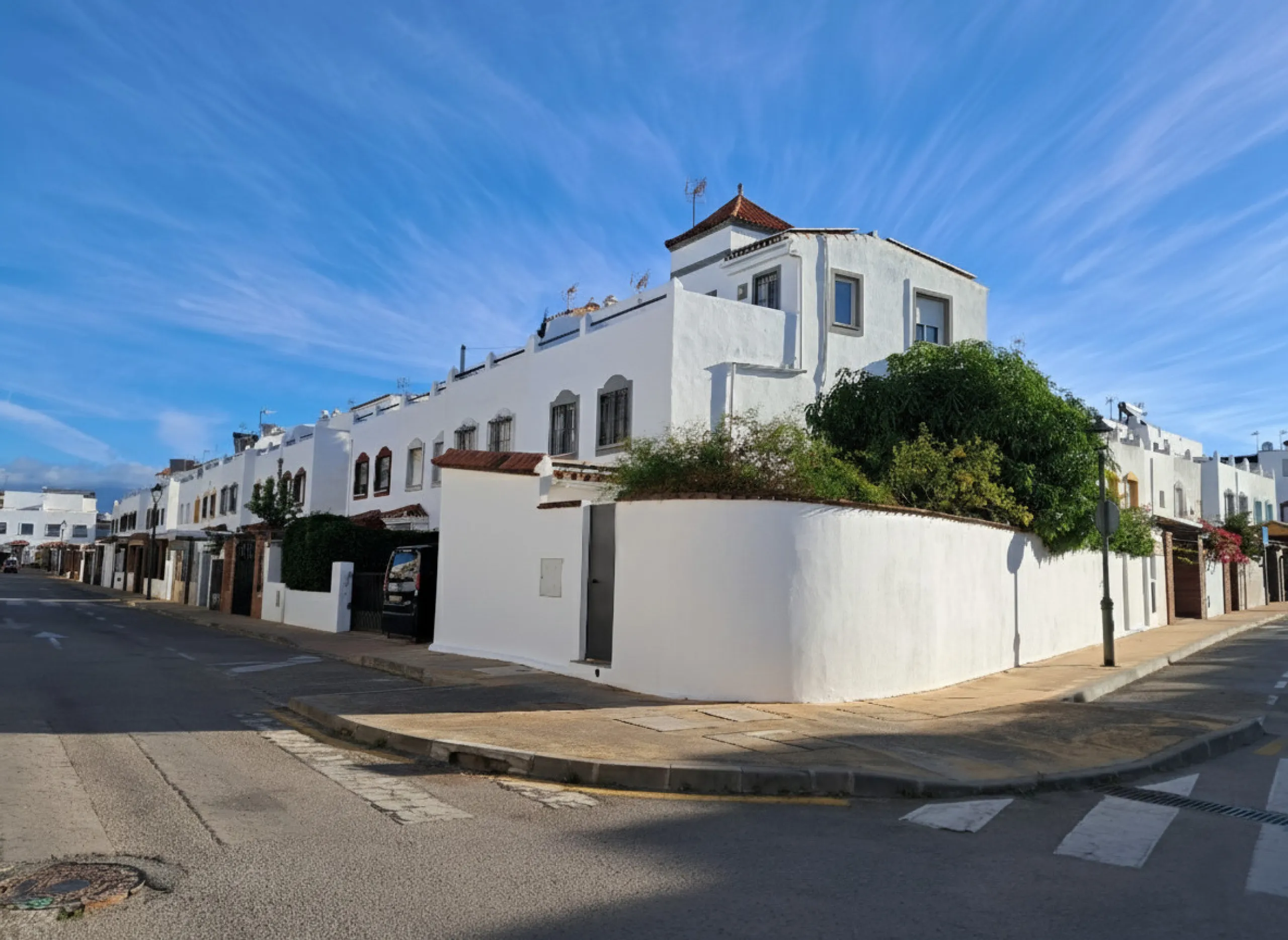 House - Semi-Detached House в продаже в Estepona, Málaga. В доме 4 спален и 3 ванных комнат. Площадь дома 200 м². Площадь участка 218 м²