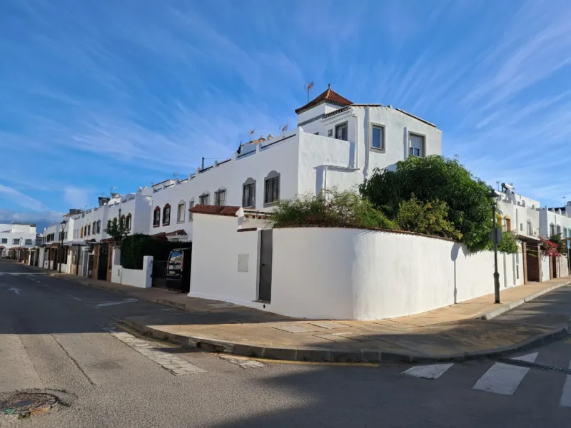 House - Semi-Detached House в продаже в Estepona, Málaga. В доме 4 спален и 3 ванных комнат. Площадь дома 200 м². Площадь участка 218 м²