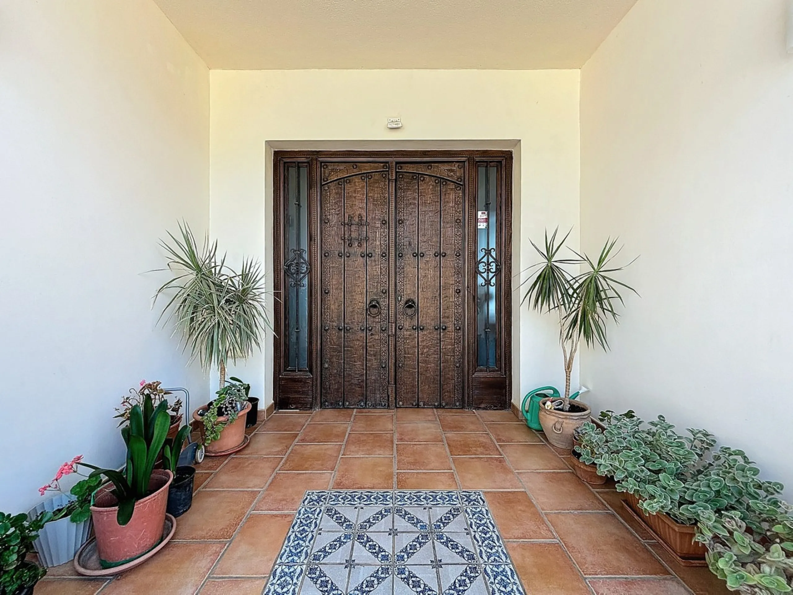 For sale: an impressive villa in Periana with 580 square meters of built space on a 1,800 square meter plot, ideal for those seeking a spacious home with a range of amenities. The villa is spread over 2 floors and features 4 large bedrooms, each with its 