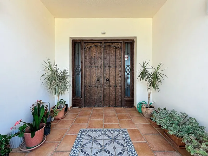 For sale: an impressive villa in Periana with 580 square meters of built space on a 1,800 square meter plot, ideal for those seeking a spacious home with a range of amenities. The villa is spread over 2 floors and features 4 large bedrooms, each with its 