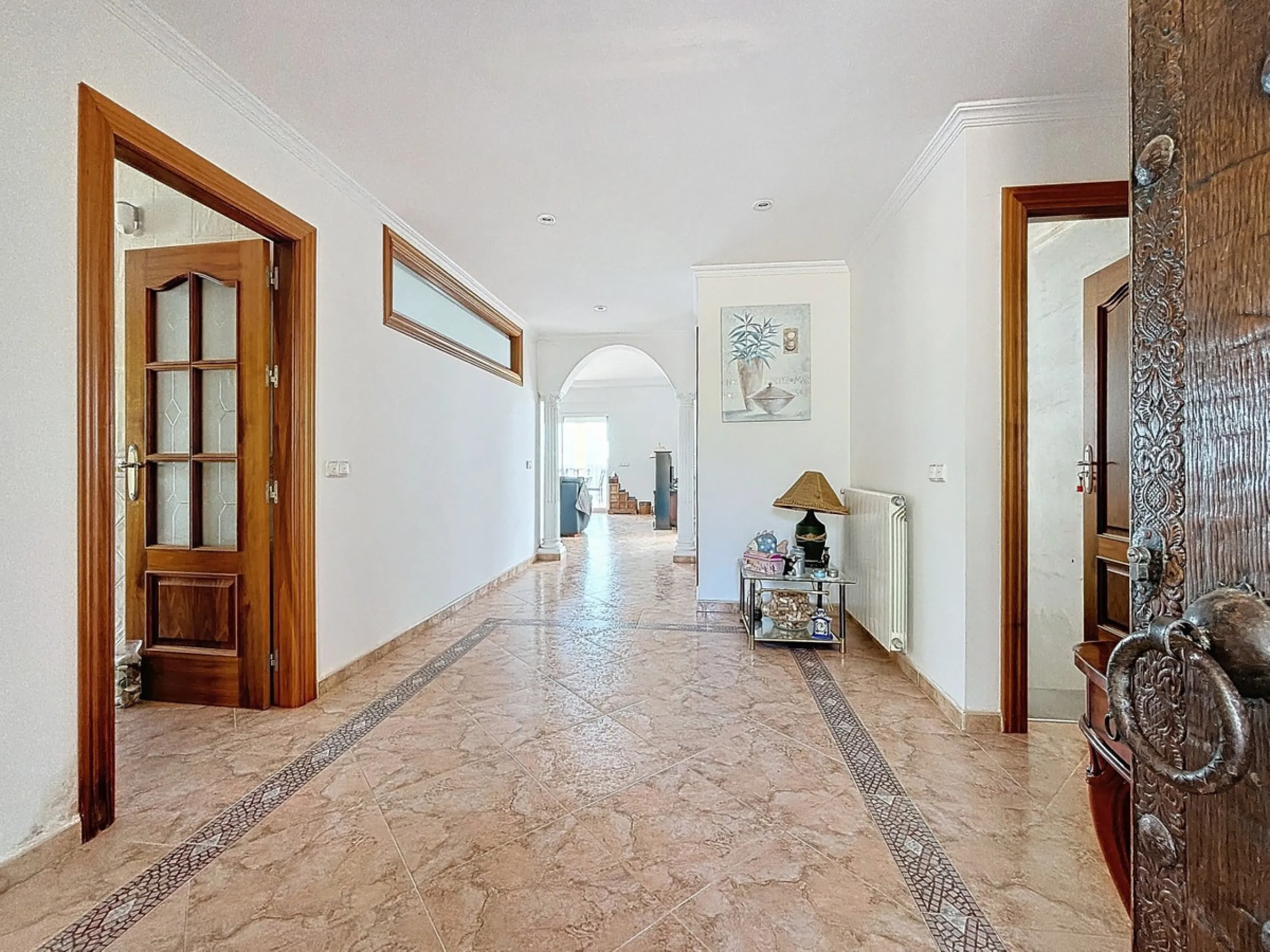 For sale: an impressive villa in Periana with 580 square meters of built space on a 1,800 square meter plot, ideal for those seeking a spacious home with a range of amenities. The villa is spread over 2 floors and features 4 large bedrooms, each with its 