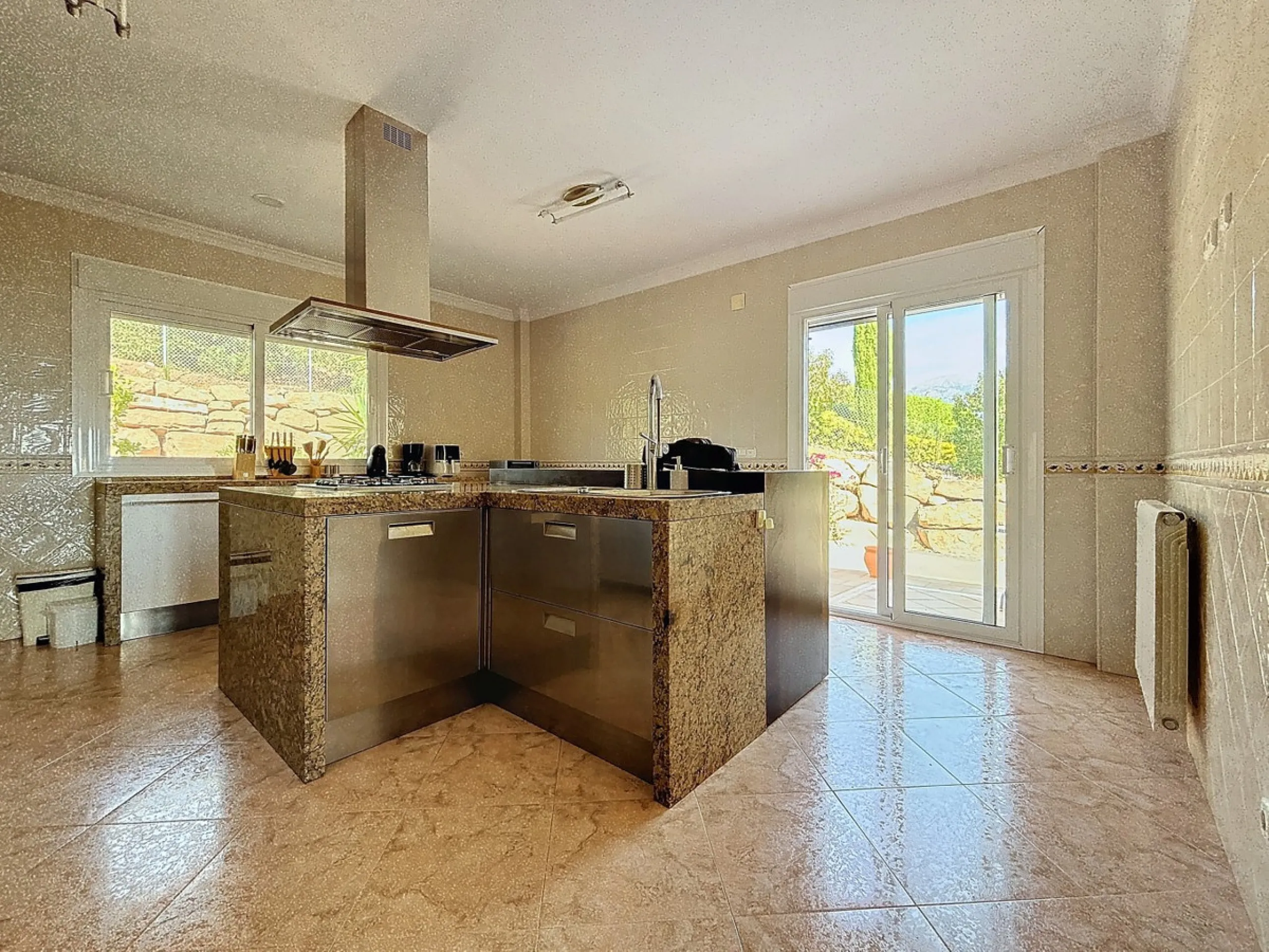 For sale: an impressive villa in Periana with 580 square meters of built space on a 1,800 square meter plot, ideal for those seeking a spacious home with a range of amenities. The villa is spread over 2 floors and features 4 large bedrooms, each with its 