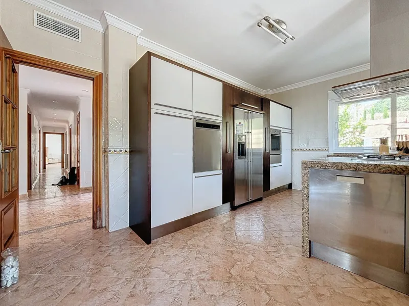 For sale: an impressive villa in Periana with 580 square meters of built space on a 1,800 square meter plot, ideal for those seeking a spacious home with a range of amenities. The villa is spread over 2 floors and features 4 large bedrooms, each with its 