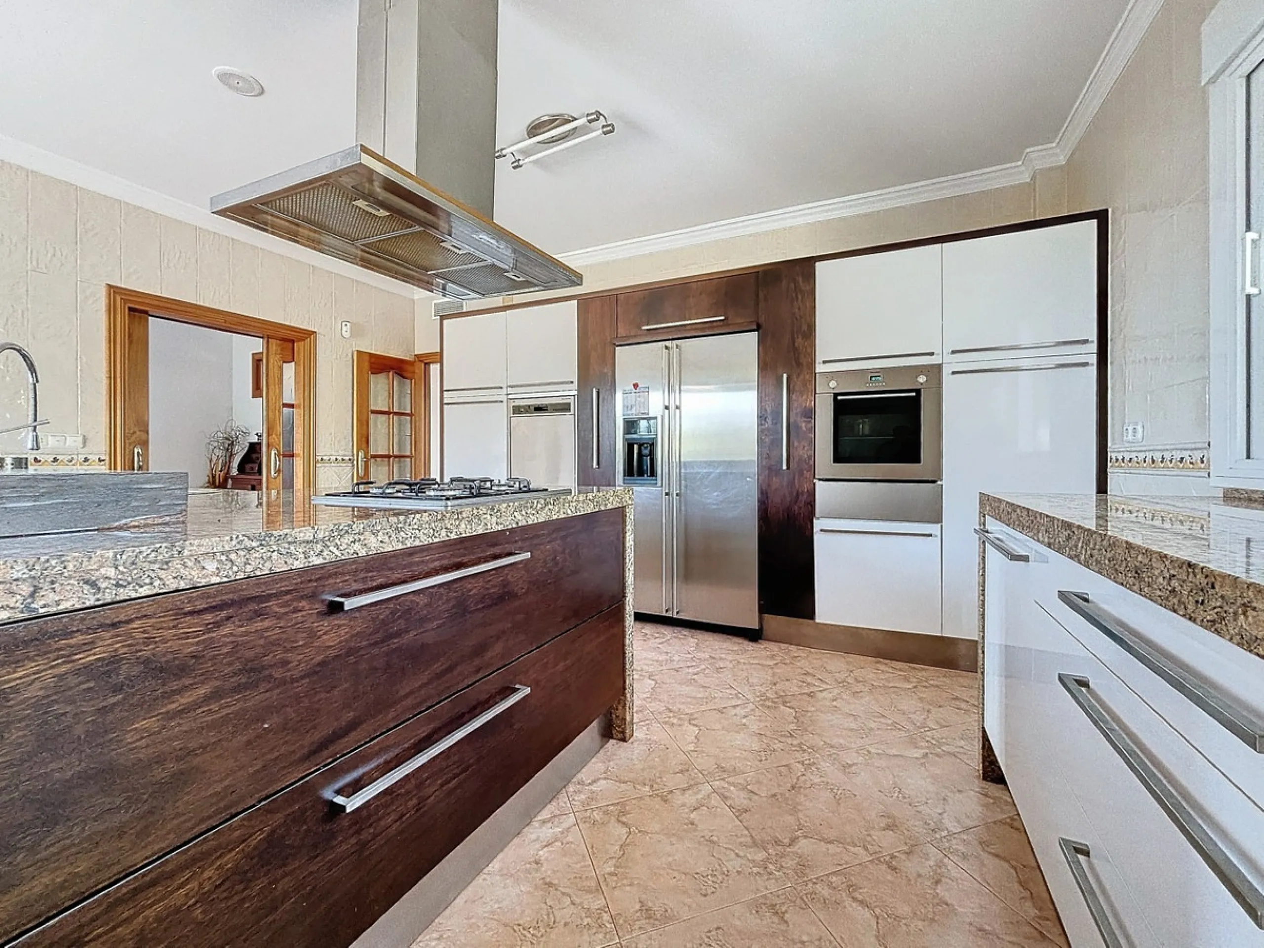 For sale: an impressive villa in Periana with 580 square meters of built space on a 1,800 square meter plot, ideal for those seeking a spacious home with a range of amenities. The villa is spread over 2 floors and features 4 large bedrooms, each with its 