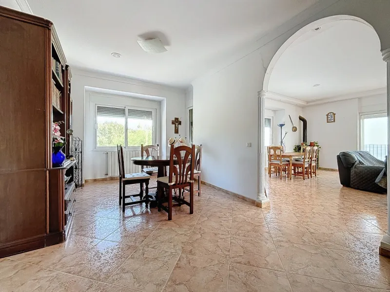 For sale: an impressive villa in Periana with 580 square meters of built space on a 1,800 square meter plot, ideal for those seeking a spacious home with a range of amenities. The villa is spread over 2 floors and features 4 large bedrooms, each with its 