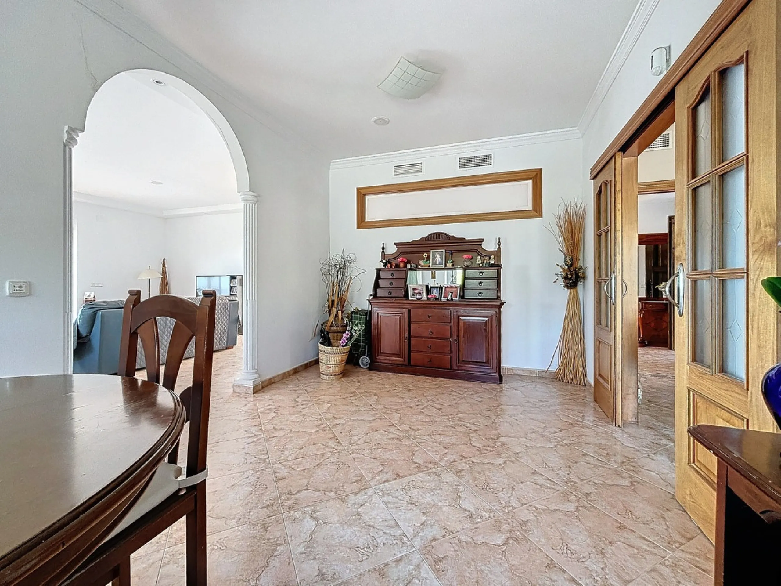 For sale: an impressive villa in Periana with 580 square meters of built space on a 1,800 square meter plot, ideal for those seeking a spacious home with a range of amenities. The villa is spread over 2 floors and features 4 large bedrooms, each with its 