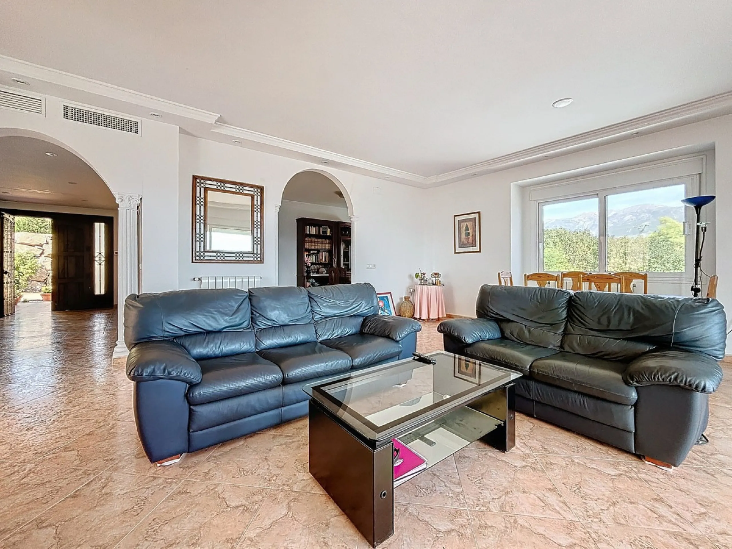 For sale: an impressive villa in Periana with 580 square meters of built space on a 1,800 square meter plot, ideal for those seeking a spacious home with a range of amenities. The villa is spread over 2 floors and features 4 large bedrooms, each with its 