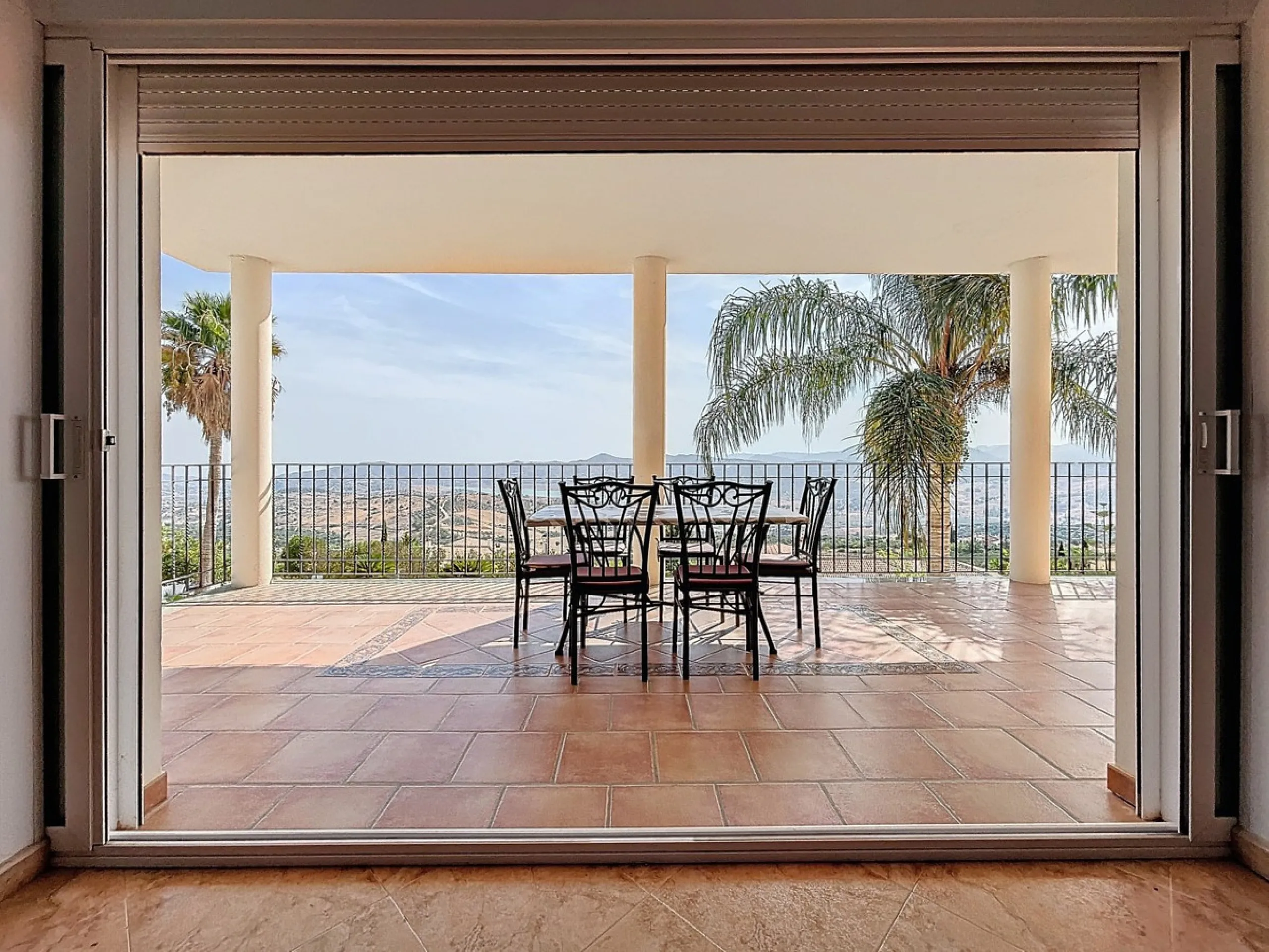 For sale: an impressive villa in Periana with 580 square meters of built space on a 1,800 square meter plot, ideal for those seeking a spacious home with a range of amenities. The villa is spread over 2 floors and features 4 large bedrooms, each with its 
