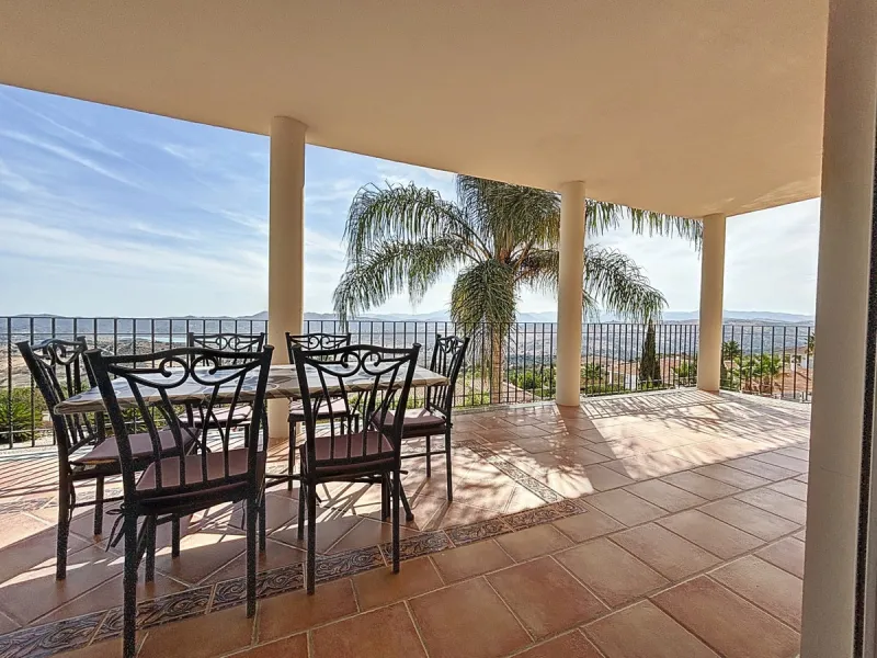 For sale: an impressive villa in Periana with 580 square meters of built space on a 1,800 square meter plot, ideal for those seeking a spacious home with a range of amenities. The villa is spread over 2 floors and features 4 large bedrooms, each with its 