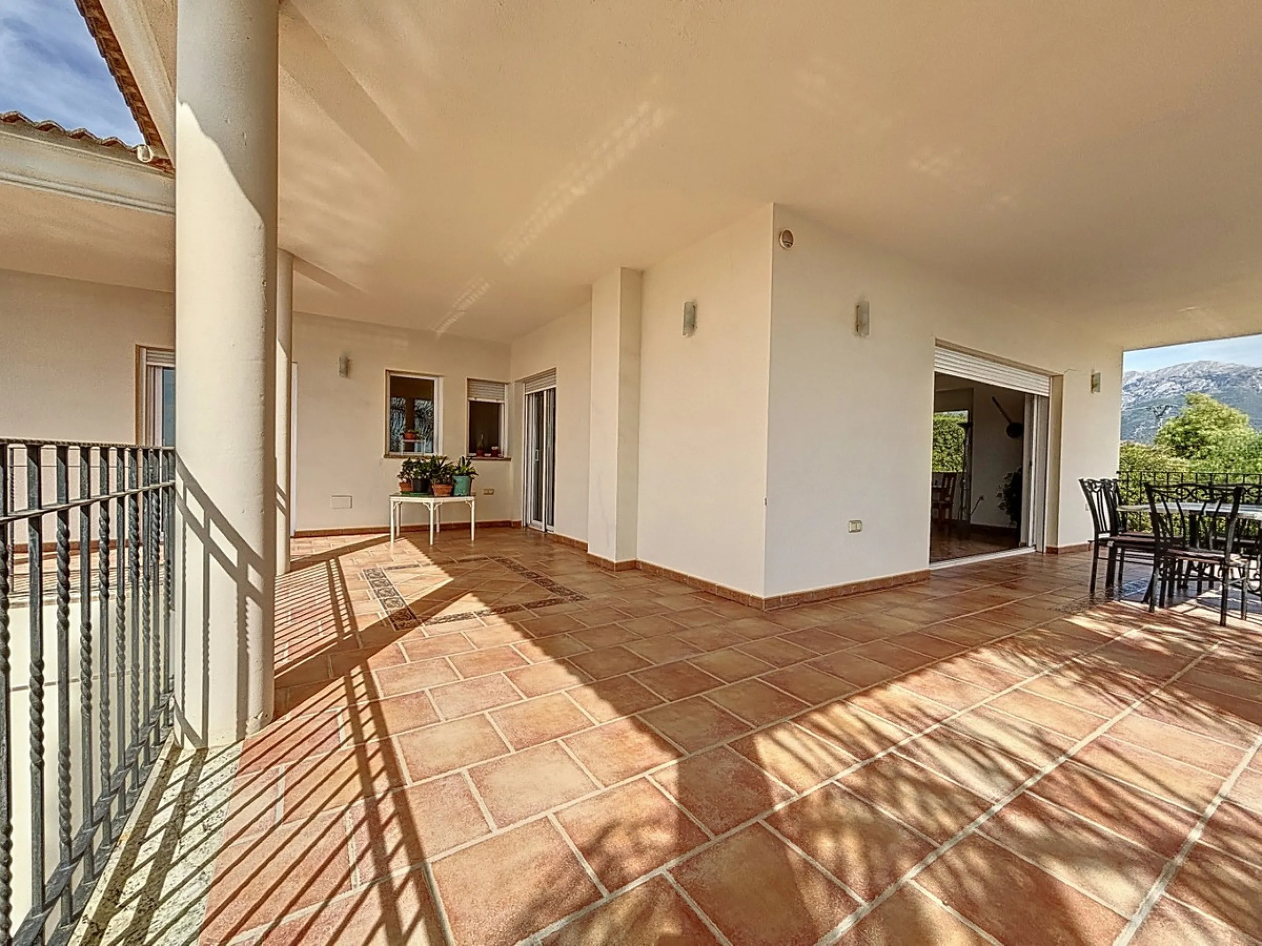 For sale: an impressive villa in Periana with 580 square meters of built space on a 1,800 square meter plot, ideal for those seeking a spacious home with a range of amenities. The villa is spread over 2 floors and features 4 large bedrooms, each with its 