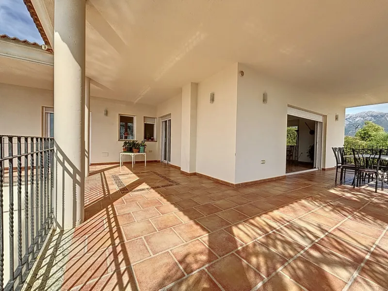 For sale: an impressive villa in Periana with 580 square meters of built space on a 1,800 square meter plot, ideal for those seeking a spacious home with a range of amenities. The villa is spread over 2 floors and features 4 large bedrooms, each with its 