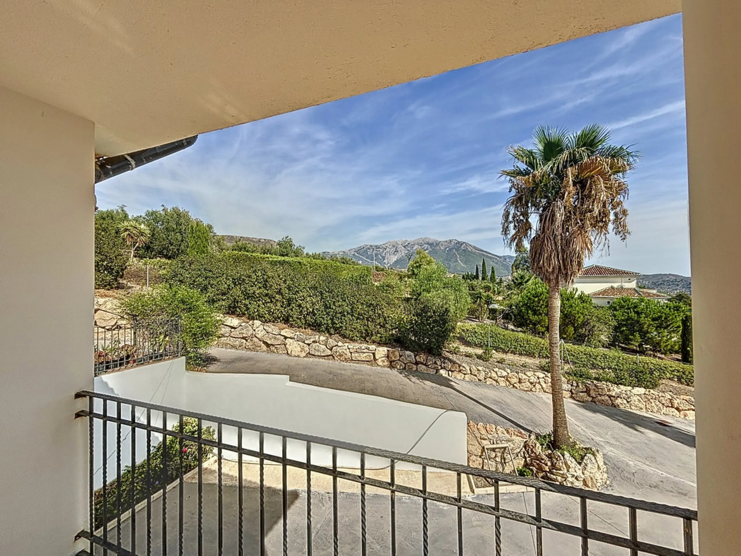 For sale: an impressive villa in Periana with 580 square meters of built space on a 1,800 square meter plot, ideal for those seeking a spacious home with a range of amenities. The villa is spread over 2 floors and features 4 large bedrooms, each with its 