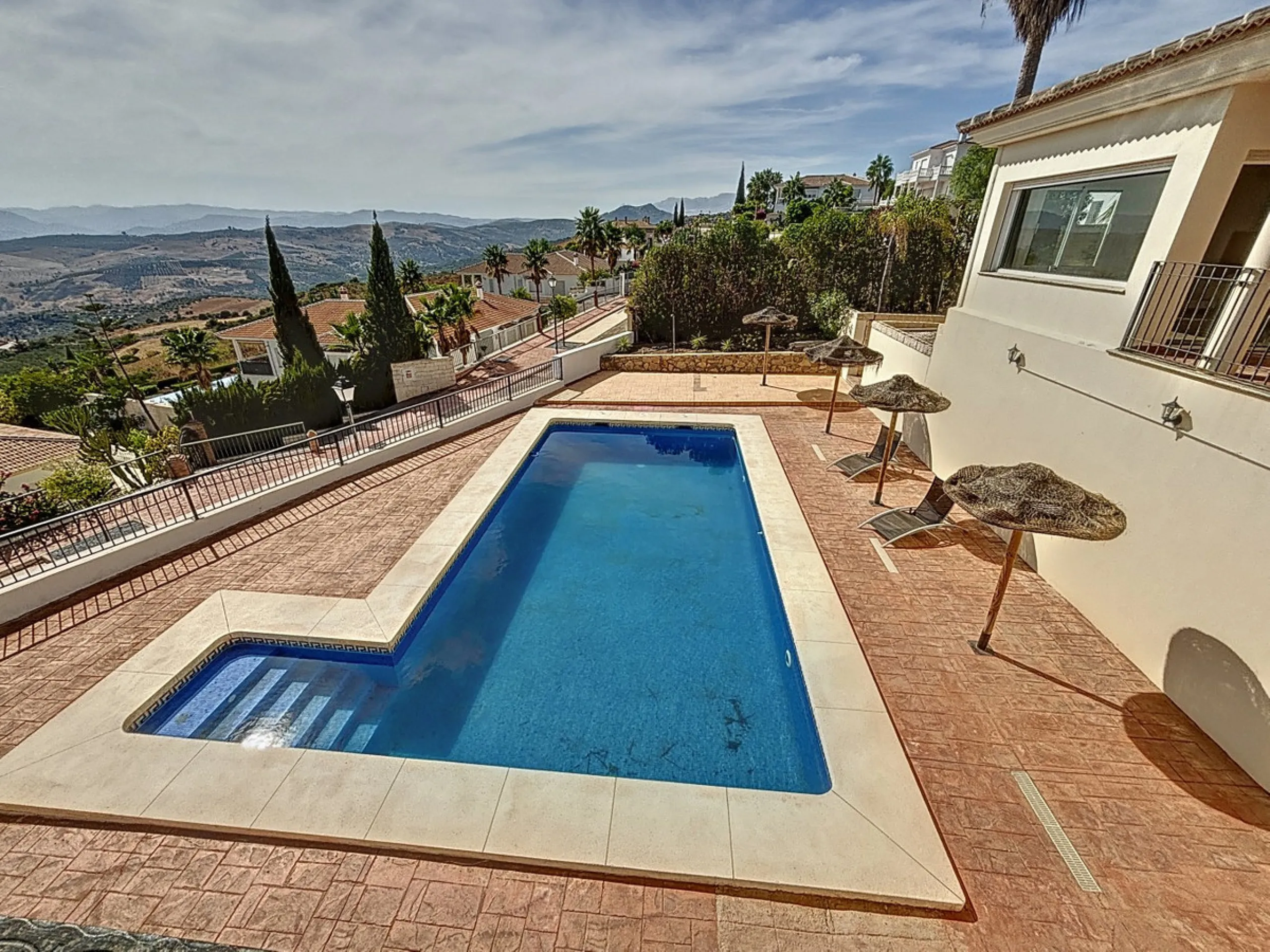 For sale: an impressive villa in Periana with 580 square meters of built space on a 1,800 square meter plot, ideal for those seeking a spacious home with a range of amenities. The villa is spread over 2 floors and features 4 large bedrooms, each with its 