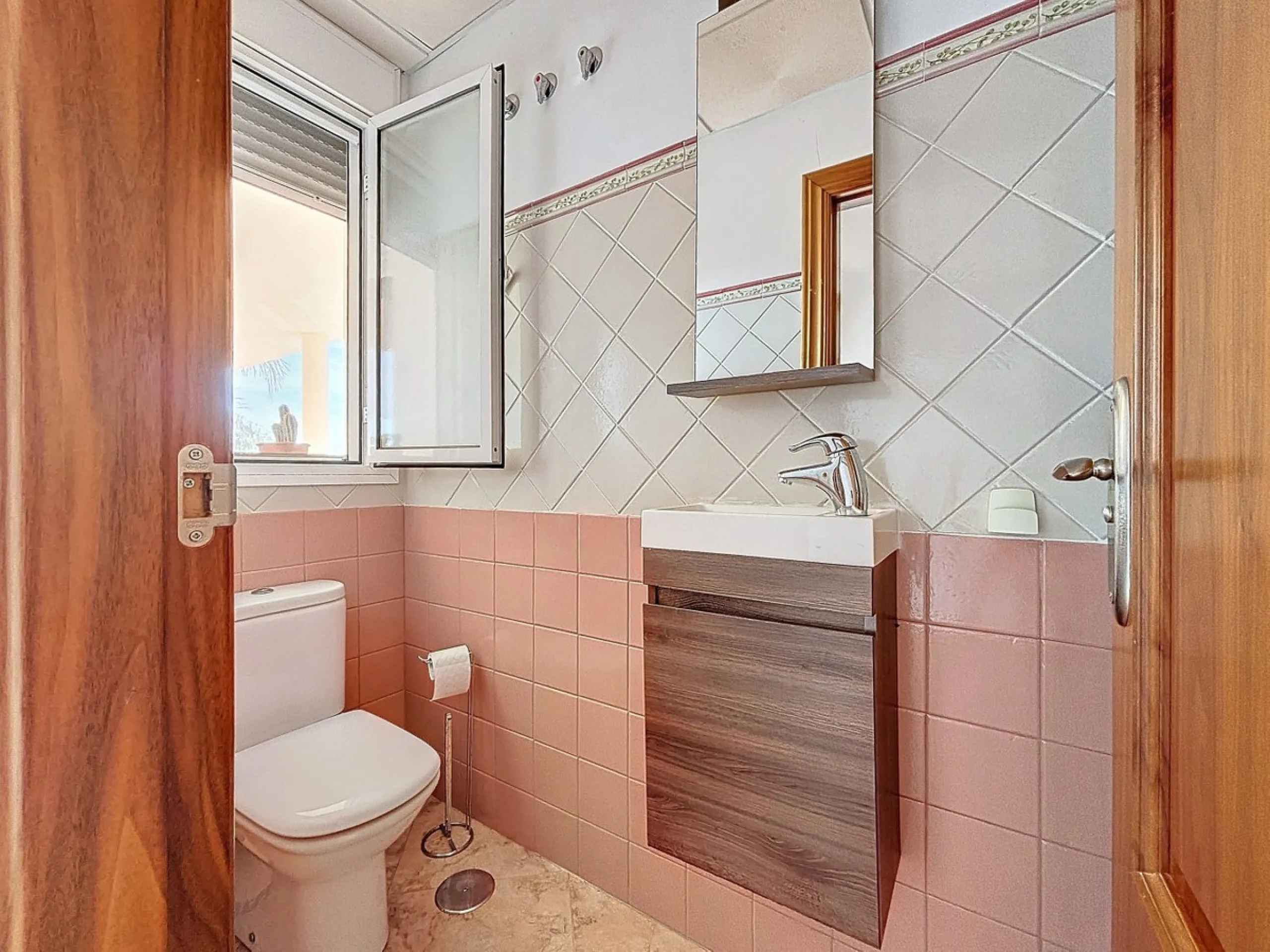 For sale: an impressive villa in Periana with 580 square meters of built space on a 1,800 square meter plot, ideal for those seeking a spacious home with a range of amenities. The villa is spread over 2 floors and features 4 large bedrooms, each with its 