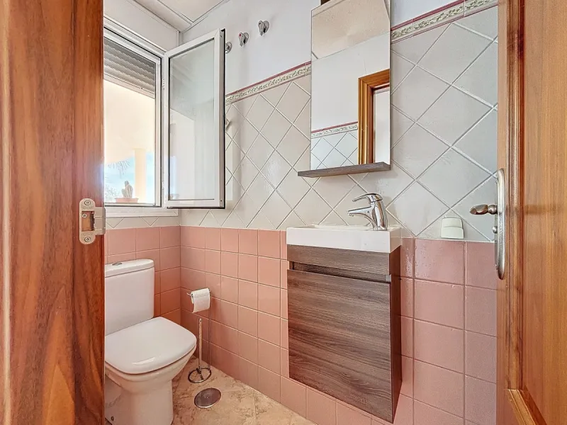 For sale: an impressive villa in Periana with 580 square meters of built space on a 1,800 square meter plot, ideal for those seeking a spacious home with a range of amenities. The villa is spread over 2 floors and features 4 large bedrooms, each with its 