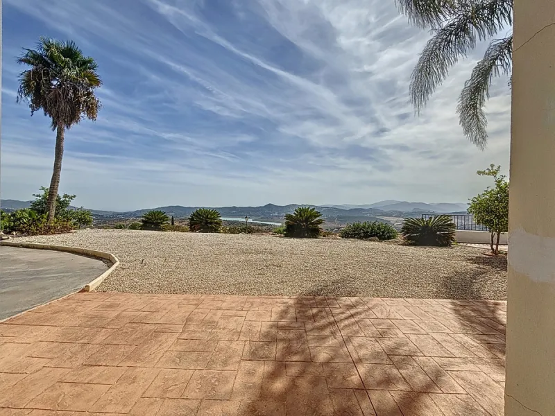 For sale: an impressive villa in Periana with 580 square meters of built space on a 1,800 square meter plot, ideal for those seeking a spacious home with a range of amenities. The villa is spread over 2 floors and features 4 large bedrooms, each with its 