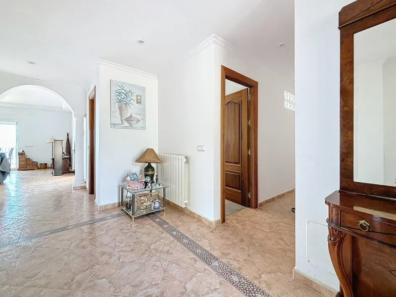For sale: an impressive villa in Periana with 580 square meters of built space on a 1,800 square meter plot, ideal for those seeking a spacious home with a range of amenities. The villa is spread over 2 floors and features 4 large bedrooms, each with its 
