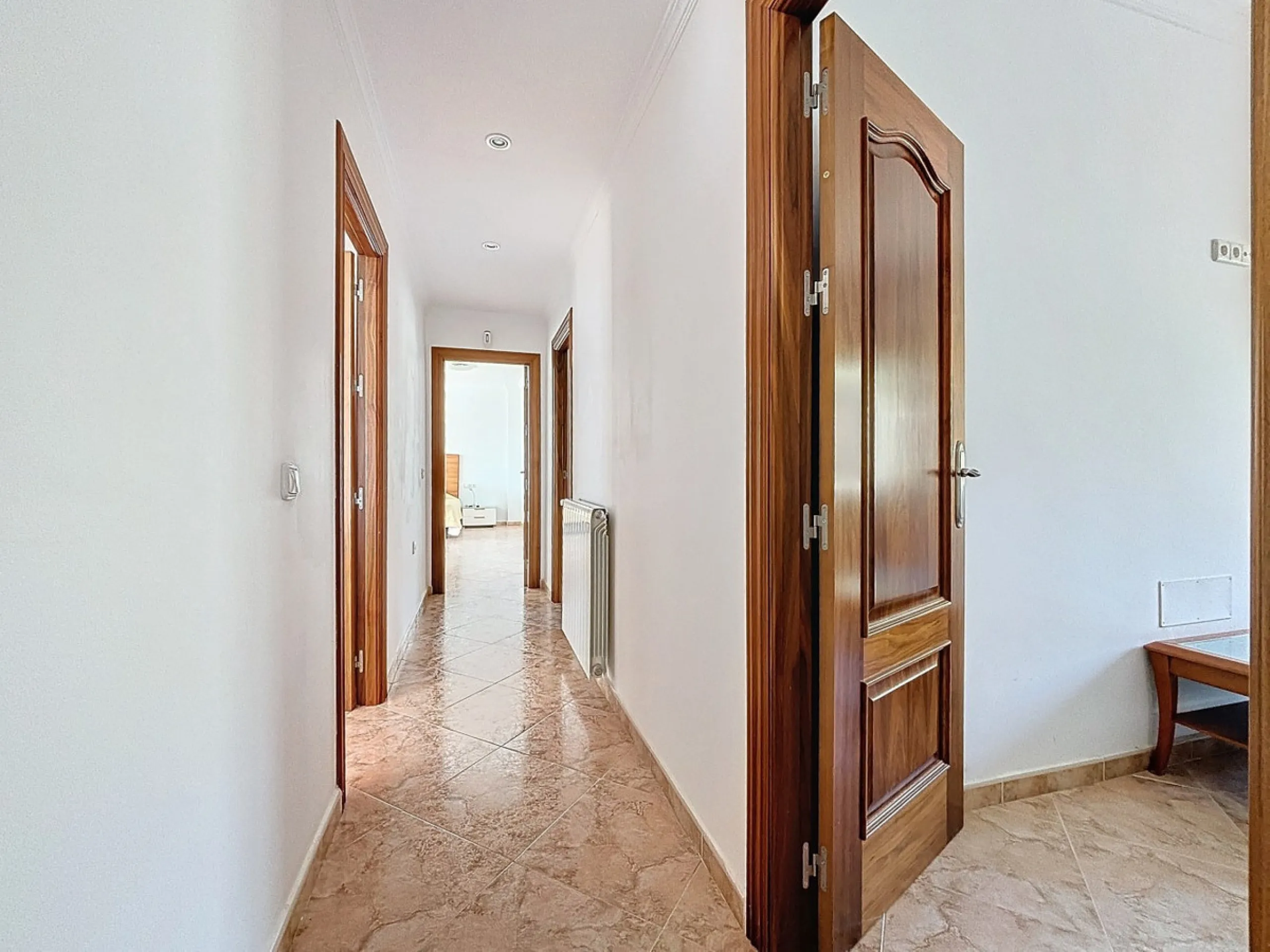 For sale: an impressive villa in Periana with 580 square meters of built space on a 1,800 square meter plot, ideal for those seeking a spacious home with a range of amenities. The villa is spread over 2 floors and features 4 large bedrooms, each with its 