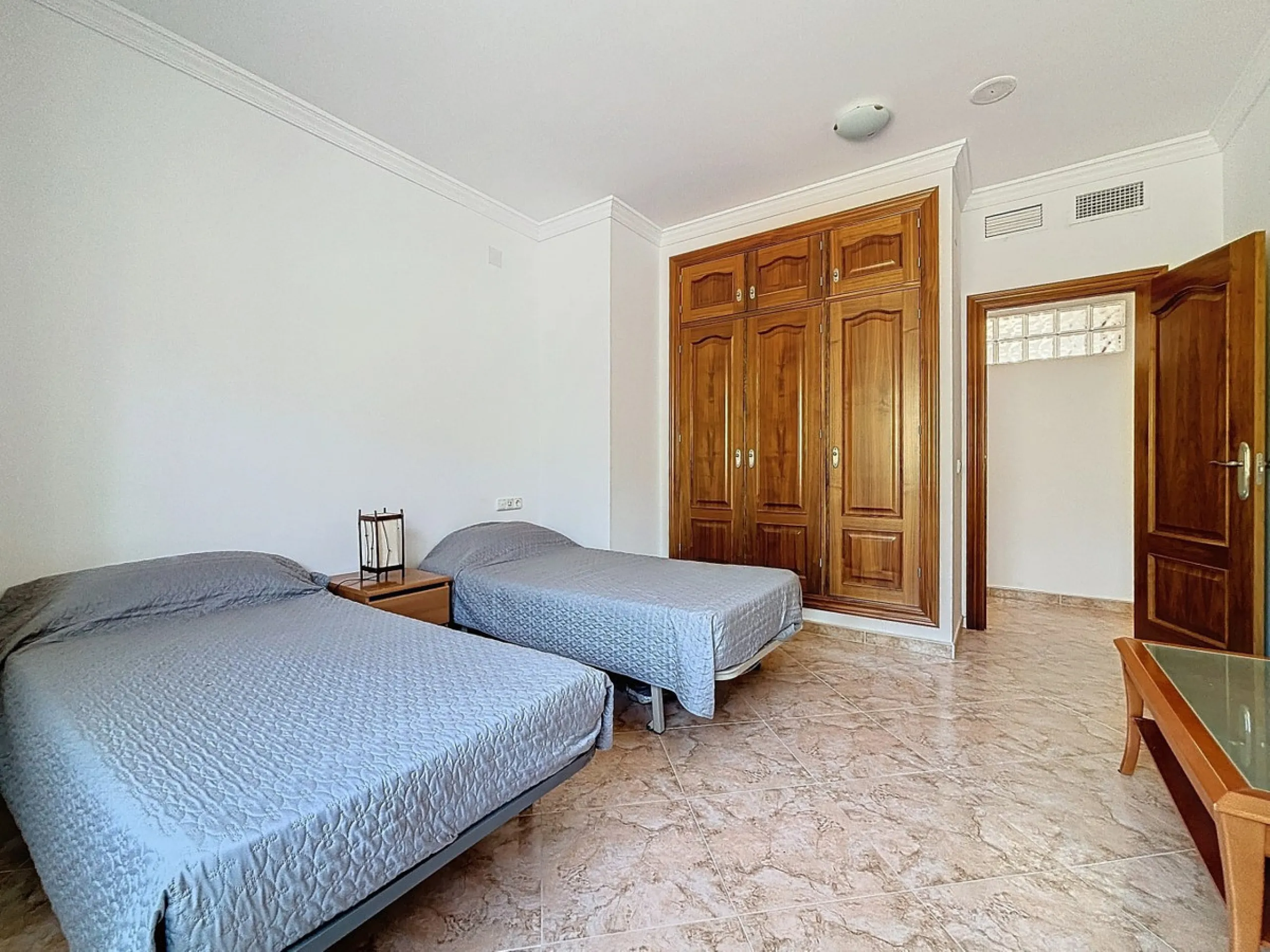 For sale: an impressive villa in Periana with 580 square meters of built space on a 1,800 square meter plot, ideal for those seeking a spacious home with a range of amenities. The villa is spread over 2 floors and features 4 large bedrooms, each with its 
