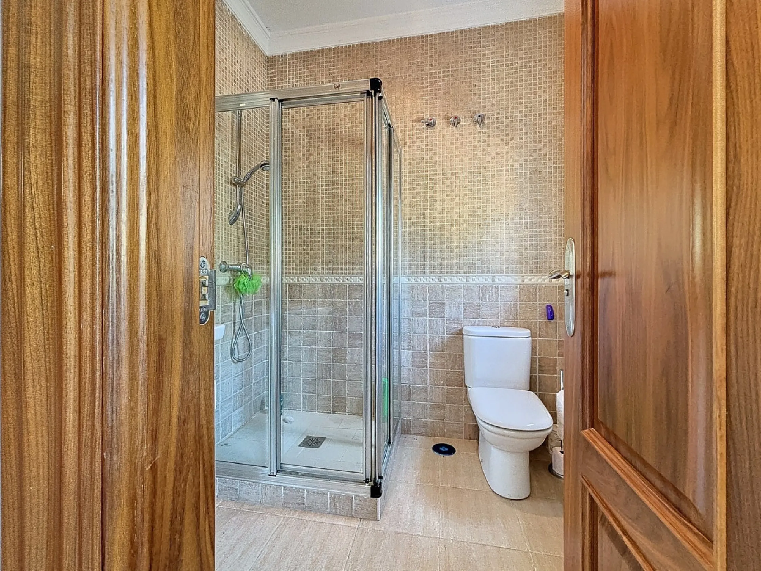 For sale: an impressive villa in Periana with 580 square meters of built space on a 1,800 square meter plot, ideal for those seeking a spacious home with a range of amenities. The villa is spread over 2 floors and features 4 large bedrooms, each with its 