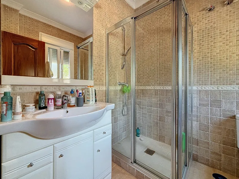 For sale: an impressive villa in Periana with 580 square meters of built space on a 1,800 square meter plot, ideal for those seeking a spacious home with a range of amenities. The villa is spread over 2 floors and features 4 large bedrooms, each with its 