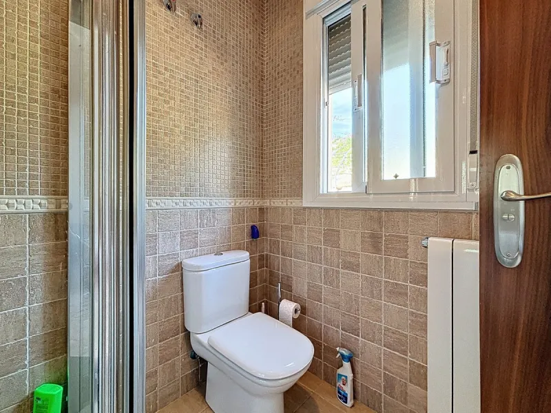 For sale: an impressive villa in Periana with 580 square meters of built space on a 1,800 square meter plot, ideal for those seeking a spacious home with a range of amenities. The villa is spread over 2 floors and features 4 large bedrooms, each with its 